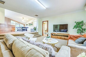 StayAU Comfy Two-Story with Pool Table