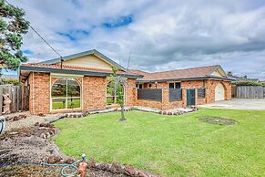 StayAU Pet-Friendly 7BR Spacious Retreat