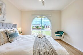 StayAU Pet-Friendly 7BR Spacious Retreat