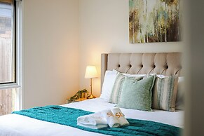 StayAU Pet-Friendly 7BR Spacious Retreat