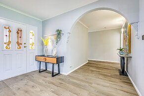 StayAU Pet-Friendly 7BR Spacious Retreat