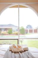 StayAU Pet-Friendly 7BR Spacious Retreat