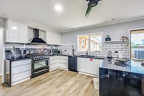 StayAU Pet-Friendly 7BR Spacious Retreat