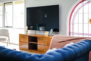 StayAU Pet-Friendly 7BR Spacious Retreat