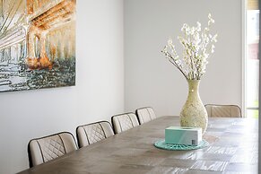 StayAU Pet-Friendly 7BR Spacious Retreat