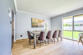 StayAU Pet-Friendly 7BR Spacious Retreat