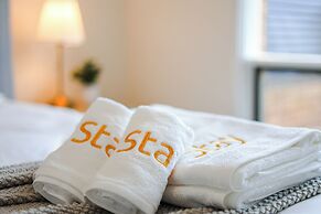 StayAU Pet-Friendly 7BR Spacious Retreat