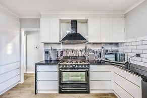 StayAU Pet-Friendly 7BR Spacious Retreat