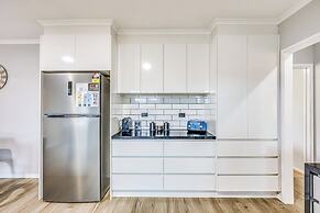 StayAU Pet-Friendly 7BR Spacious Retreat