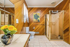 StayAU Pet-Friendly 7BR Spacious Retreat