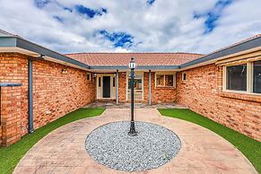 StayAU Pet-Friendly 7BR Spacious Retreat