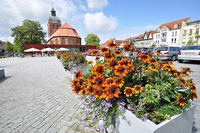 Hausboot Rosi mit Kajak in Ribnitz-damgarten