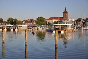 Hausboot Rosi mit Kajak in Ribnitz-damgarten