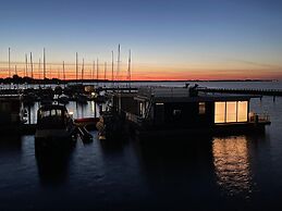 Hausboot Rosi mit Kajak in Ribnitz-damgarten