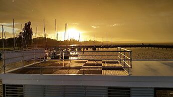 Hausboot Rosi mit Kajak in Ribnitz-damgarten