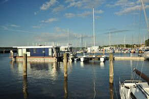 Hausboot Rosi mit Kajak in Ribnitz-damgarten