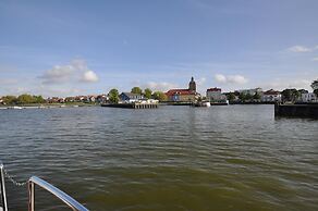 Hausboot Rosi mit Kajak in Ribnitz-damgarten