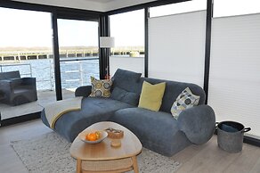 Hausboot Rosi mit Kajak in Ribnitz-damgarten
