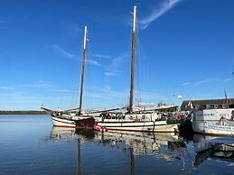 Hausboot Rosi mit Kajak in Ribnitz-damgarten