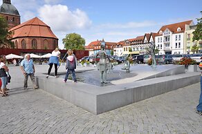 Hausboot Rosi mit Kajak in Ribnitz-damgarten