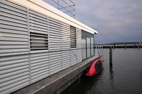 Hausboot Rosi mit Kajak in Ribnitz-damgarten