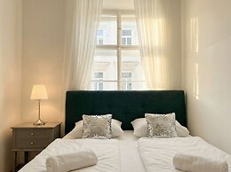 Comfy 3BR Near Belvedere Palace