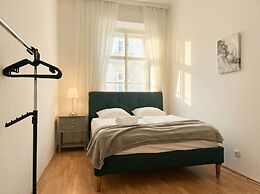 Comfy 3BR Near Belvedere Palace