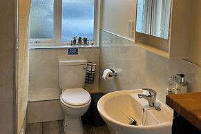 Hot tub - Garden - Bbq - Parking - Pets - Sleeps 6