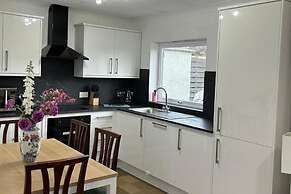 Hot tub - Garden - Bbq - Parking - Pets - Sleeps 6