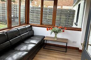 Hot tub - Garden - Bbq - Parking - Pets - Sleeps 6