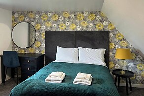 Hot tub - Garden - Bbq - Parking - Pets - Sleeps 6