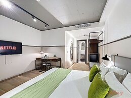 South 32 Hotel by Zzzing