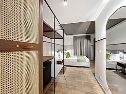 South 32 Hotel by Zzzing
