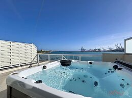 South 32 Hotel by Zzzing