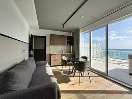 South 32 Hotel by Zzzing