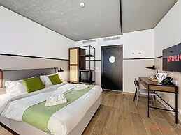 South 32 Hotel by Zzzing