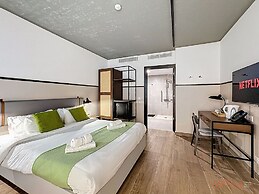 South 32 Hotel by Zzzing