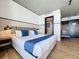 South 32 Hotel by Zzzing