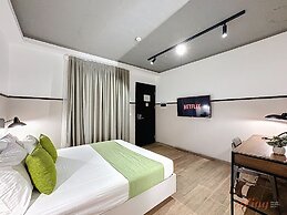 South 32 Hotel by Zzzing