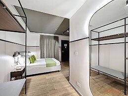 South 32 Hotel by Zzzing