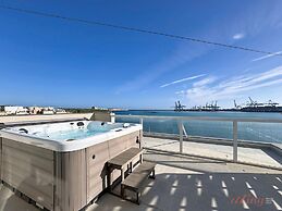 South 32 Hotel by Zzzing