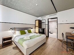 South 32 Hotel by Zzzing
