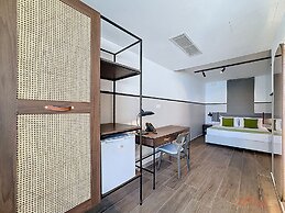 South 32 Hotel by Zzzing