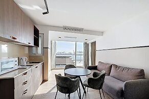 South 32 Hotel by Zzzing