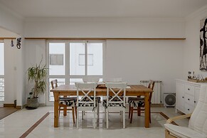 Carcavelos Bright Modern Apartment by Homing