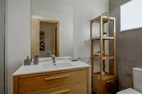 Carcavelos Bright Modern Apartment by Homing