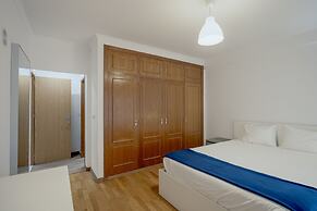 Carcavelos Bright Modern Apartment by Homing