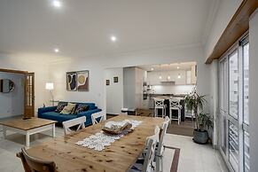 Carcavelos Bright Modern Apartment by Homing