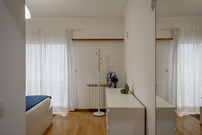 Carcavelos Bright Modern Apartment by Homing