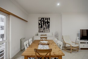 Carcavelos Bright Modern Apartment by Homing